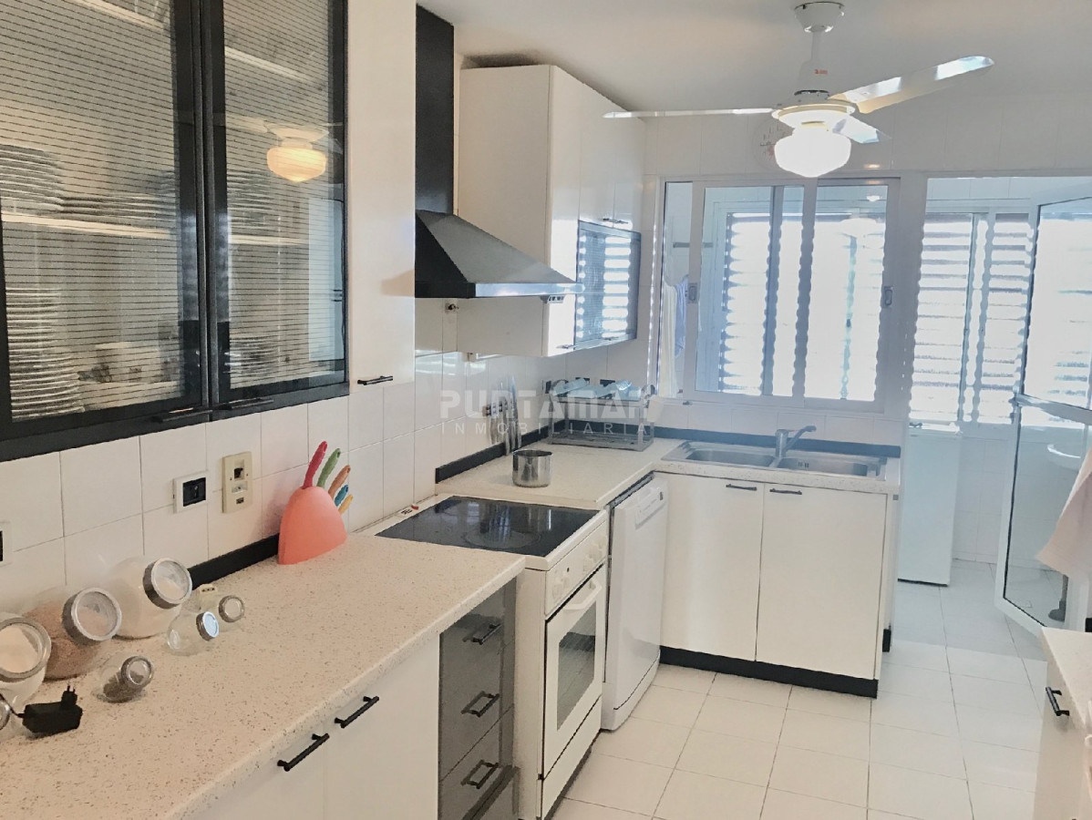 Apartamento ID.210198 - Muy bueno y amplio. Frente al puerto