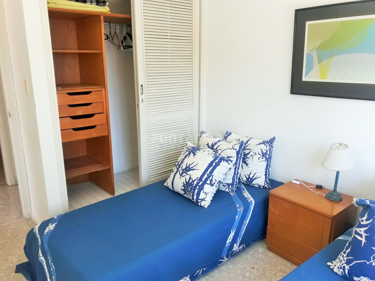 Apartamento ID.1409 - TORRE UBICADA EN PENÍNSULA, AMPLIO LIVING COMEDOR , SON TRES DORMITORIOS, DOS BAÑOS, COCINA Y GARAGE 