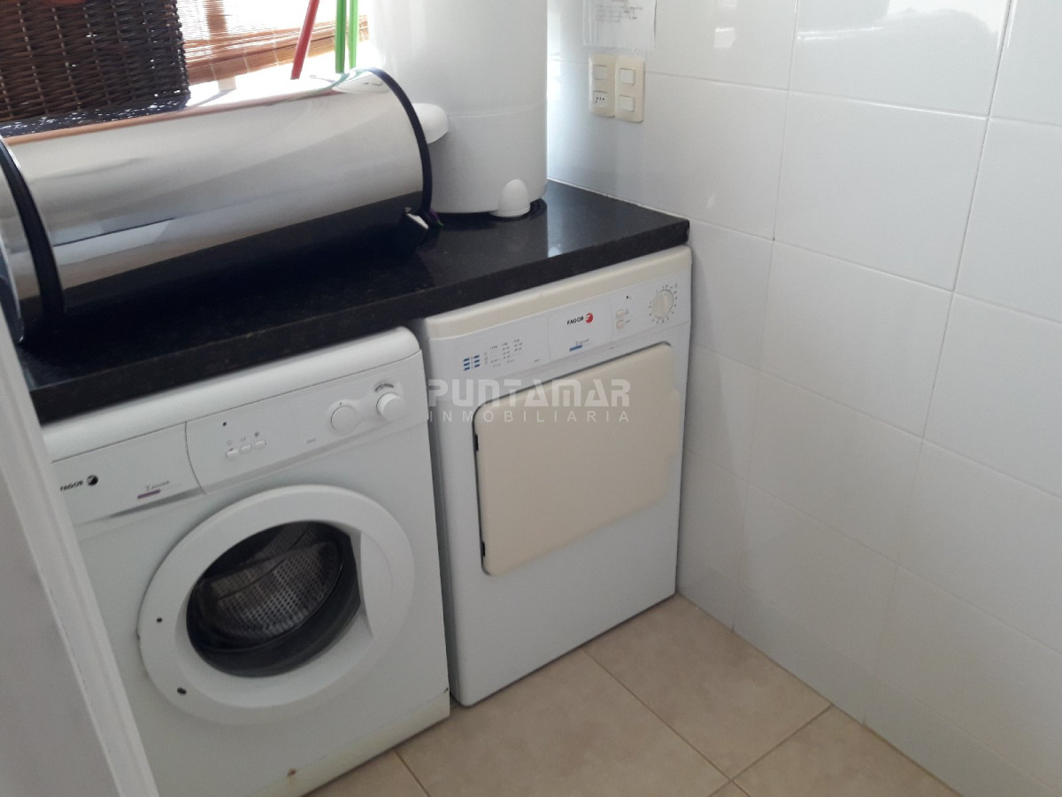 Apartamento ID.211700 - DIVINO PENTHOUSE SOBRE LA PLAYA BRAVA FRENTE AL MAR, TERRAZA DE USO EXCLUSIVO CON UN LIVING COMEDOR AMPLIO Y PARRILLERO PROPIO