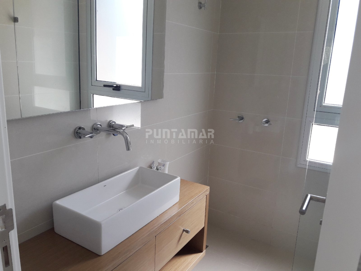 Apartamento ID.211707 - DUPLEX DE TRES DORMITORIOS, DOS TERRAZAS AMPLIAS , UNA DE ELLAS CON PARRILLERO PROPIO, UBICADO EN ZONA DE PLAYA BRAVA A METROS DEL MAR