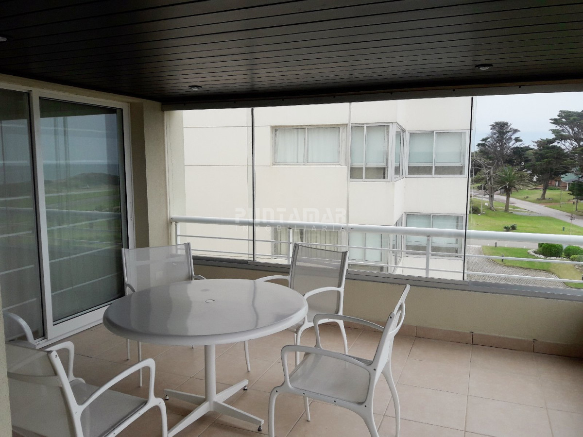 Apartamento ID.211699 - MUY LINDO APARTAMENTO FRENTE AL MAR, LIVING COMEDOR  AMPLIO CON  TERRAZA AL FRENTE Y PARRILLERO PROPIO.