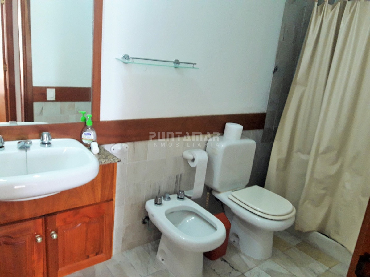 Apartamento ID.211838 - MUY LINDO APARTAMENTO , PISO ALTO CON VISTA LATERAL HACIA PLAYA BRAVA, LIVING COMEDOR CON ACCESO A TERRAZA AMPLIA Y LUMINOSA.