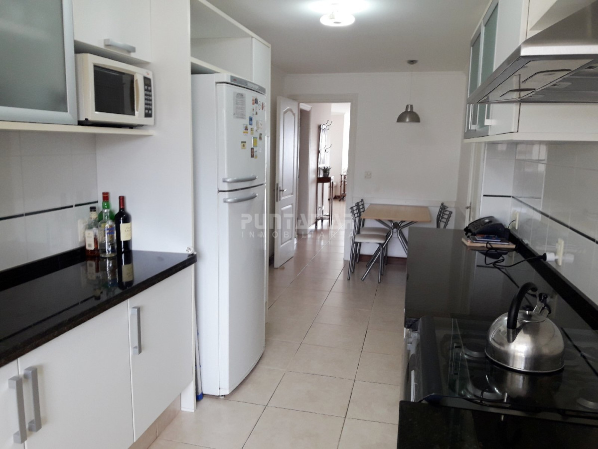 Apartamento ID.211699 - MUY LINDO APARTAMENTO FRENTE AL MAR, LIVING COMEDOR  AMPLIO CON  TERRAZA AL FRENTE Y PARRILLERO PROPIO.