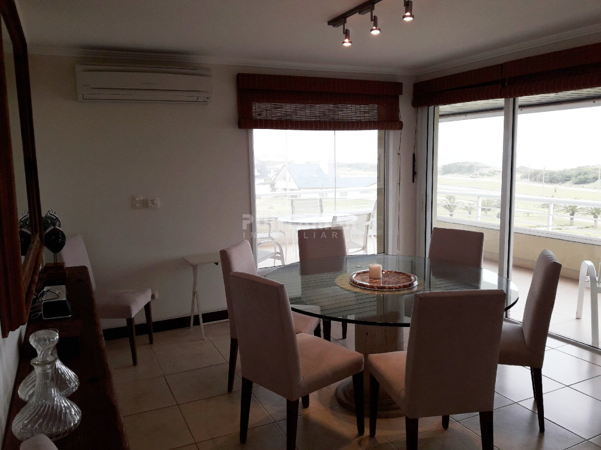 Apartamento ID.211699 - MUY LINDO APARTAMENTO FRENTE AL MAR, LIVING COMEDOR  AMPLIO CON  TERRAZA AL FRENTE Y PARRILLERO PROPIO.