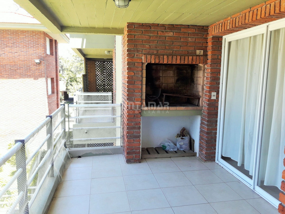Apartamento ID.211898 - APARTAMENTO EN ALQUILER CERCA DE PLAYA BRAVA, DOS DORMITORIOS, TERRAZA COMODA CON PARRILLERO PROPIO, PISCINA DE USO COMUN , COCHERA Y PORTERIA.