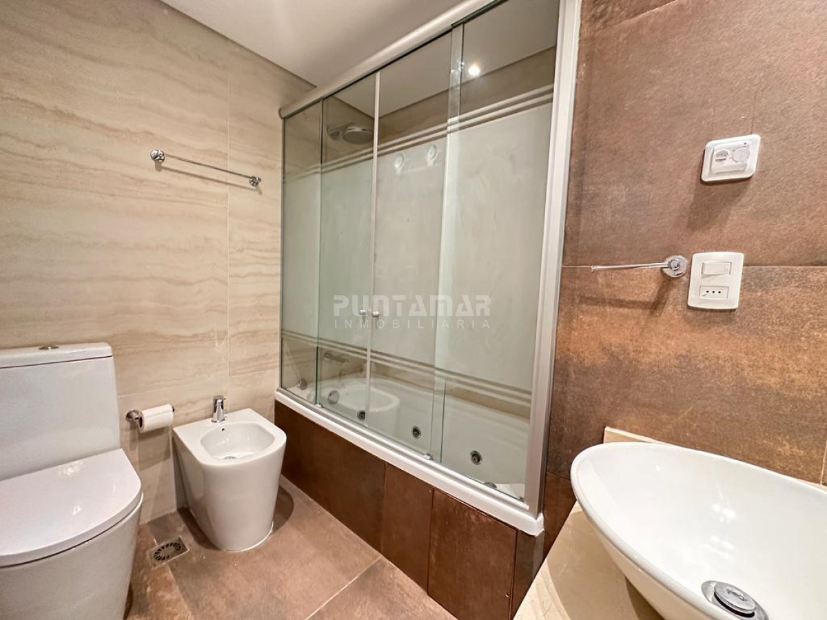 Apartamento ID.213175 - ALQUILER ESPECTACULAR PENTHOUSE EN TORRE DE CATEGORÍA EN PUNTA DEL ESTE 