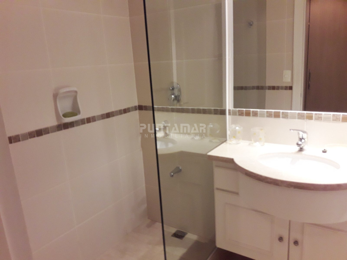 Apartamento ID.211699 - MUY LINDO APARTAMENTO FRENTE AL MAR, LIVING COMEDOR  AMPLIO CON  TERRAZA AL FRENTE Y PARRILLERO PROPIO.