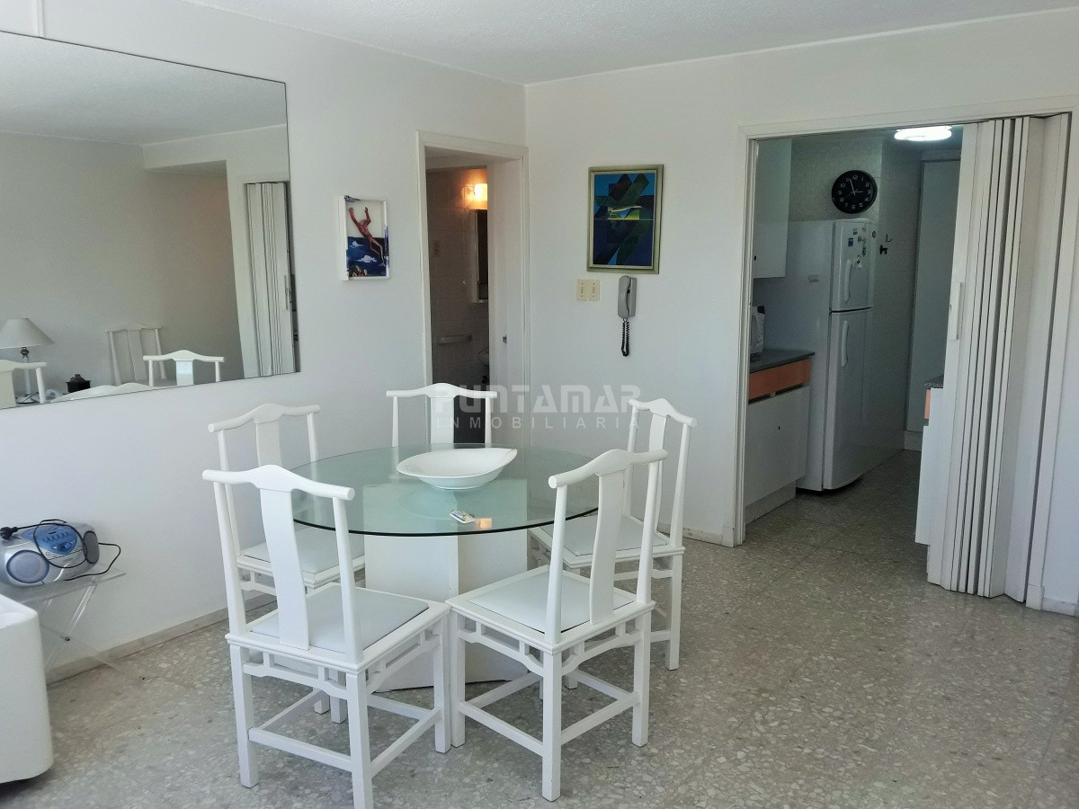 Apartamento ID.1409 - TORRE UBICADA EN PENÍNSULA, AMPLIO LIVING COMEDOR , SON TRES DORMITORIOS, DOS BAÑOS, COCINA Y GARAGE 