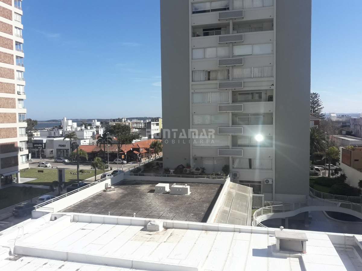 Apartamento ID.1409 - TORRE UBICADA EN PENÍNSULA, AMPLIO LIVING COMEDOR , SON TRES DORMITORIOS, DOS BAÑOS, COCINA Y GARAGE 