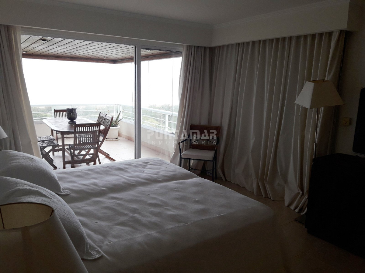 Apartamento ID.211700 - DIVINO PENTHOUSE SOBRE LA PLAYA BRAVA FRENTE AL MAR, TERRAZA DE USO EXCLUSIVO CON UN LIVING COMEDOR AMPLIO Y PARRILLERO PROPIO