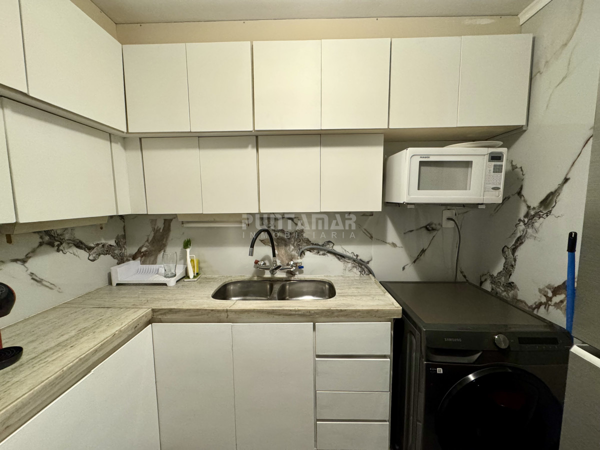 Apartamento ID.213808 - Departamento en edificio Karol en venta