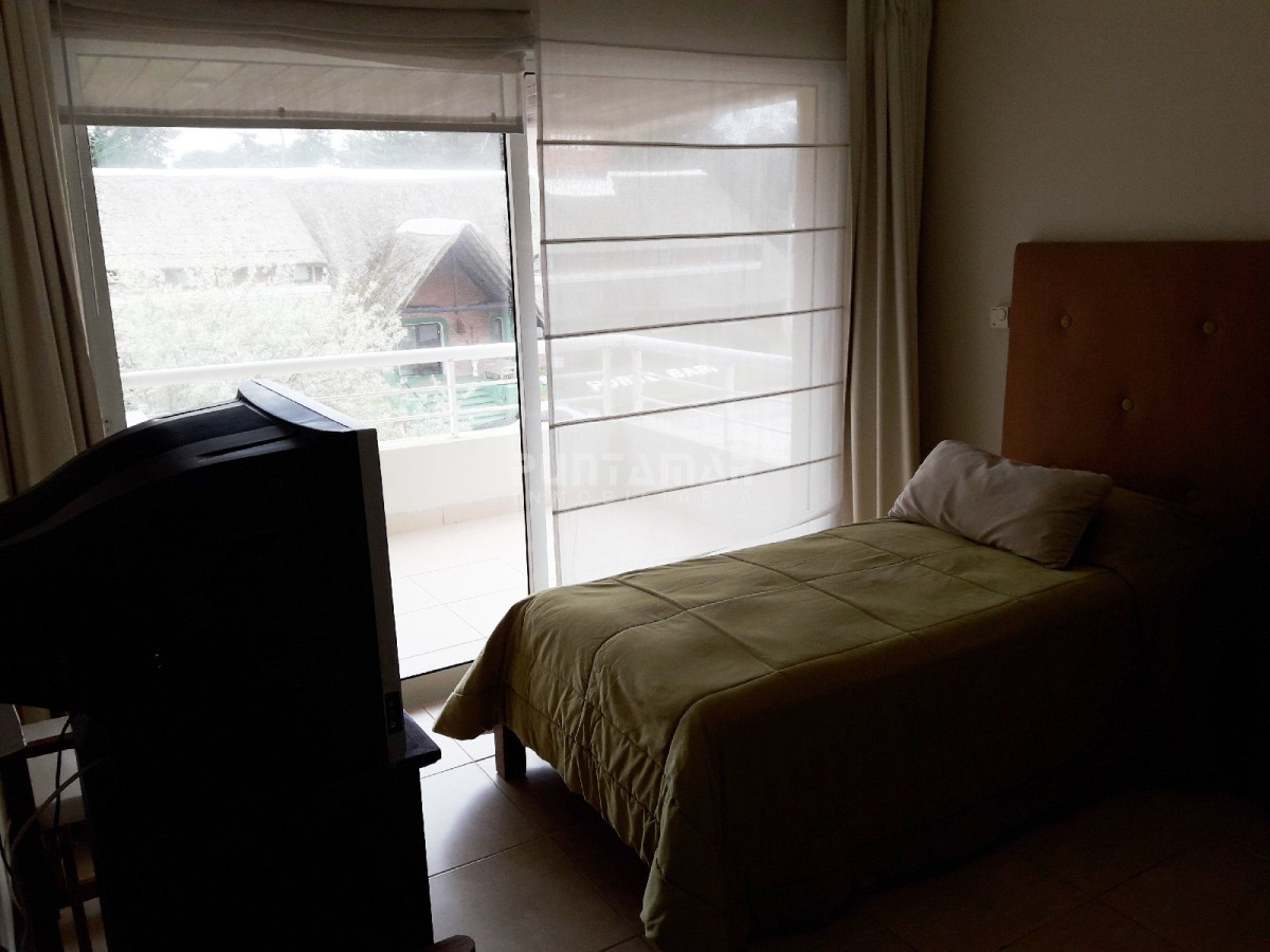 Apartamento ID.211699 - MUY LINDO APARTAMENTO FRENTE AL MAR, LIVING COMEDOR  AMPLIO CON  TERRAZA AL FRENTE Y PARRILLERO PROPIO.