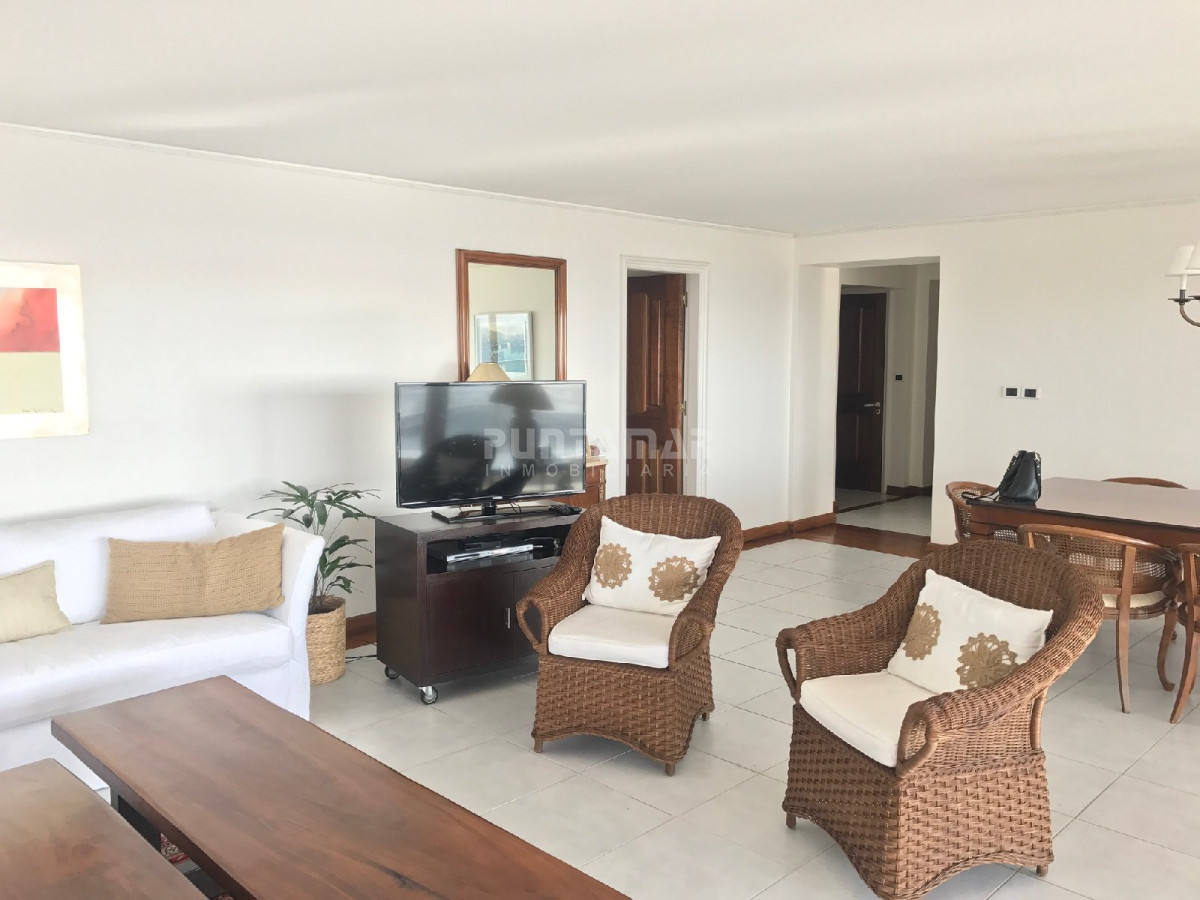 Apartamento ID.210198 - Muy bueno y amplio. Frente al puerto
