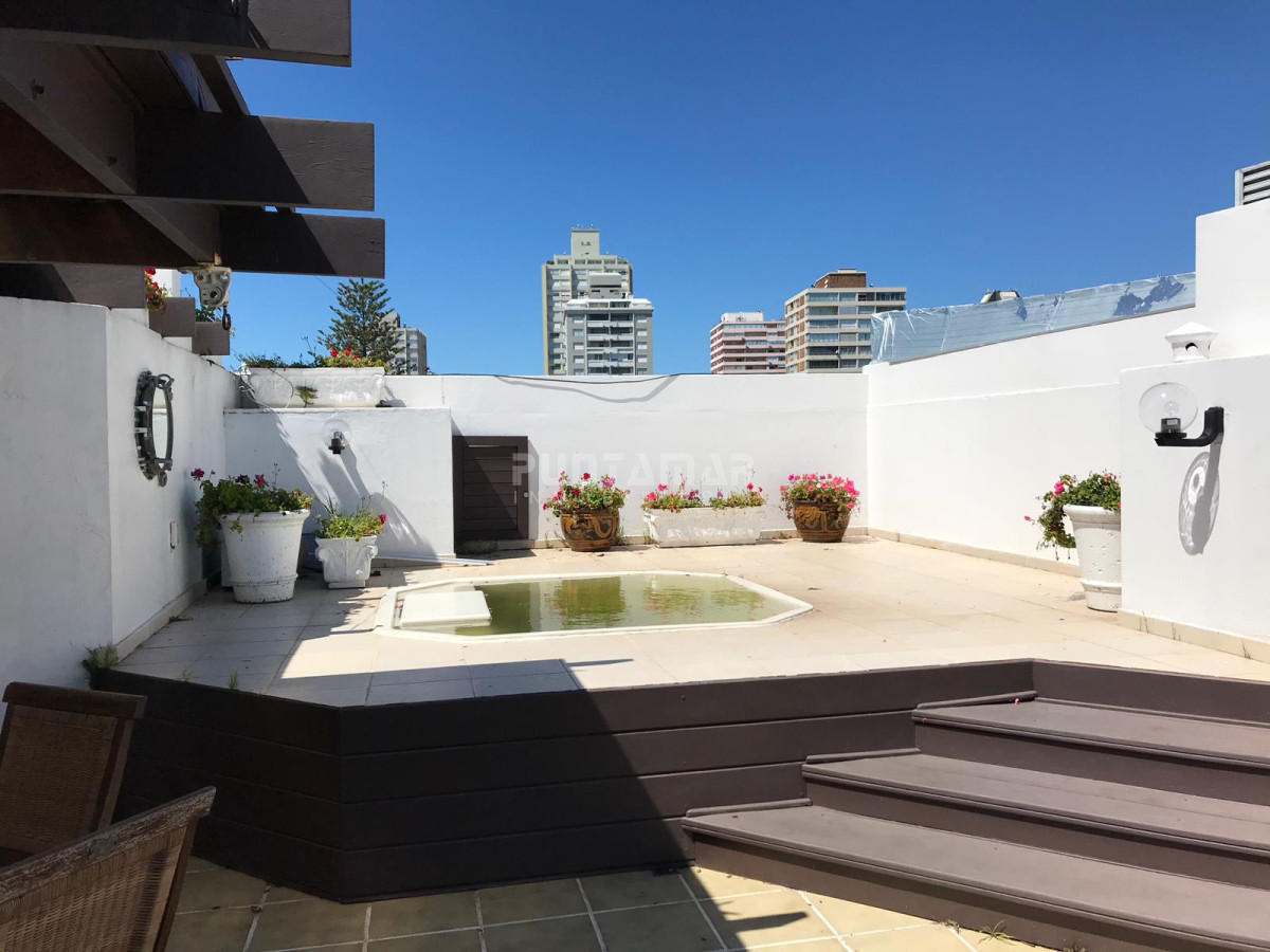 Apartamento ID.211896 - DIVINO PENTHOUSE EN PENINSULA FRENTE AL MAR , TERRAZA EXCLUSIVA CON PARRILLERO PROPIO, JACUZZI , PARA DISFRUTAR DE UNAS BUENAS VACACIONES. 