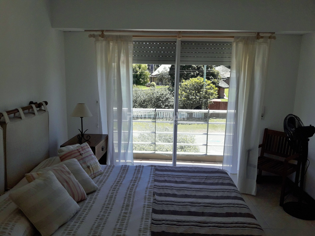 Apartamento ID.211898 - APARTAMENTO EN ALQUILER CERCA DE PLAYA BRAVA, DOS DORMITORIOS, TERRAZA COMODA CON PARRILLERO PROPIO, PISCINA DE USO COMUN , COCHERA Y PORTERIA.