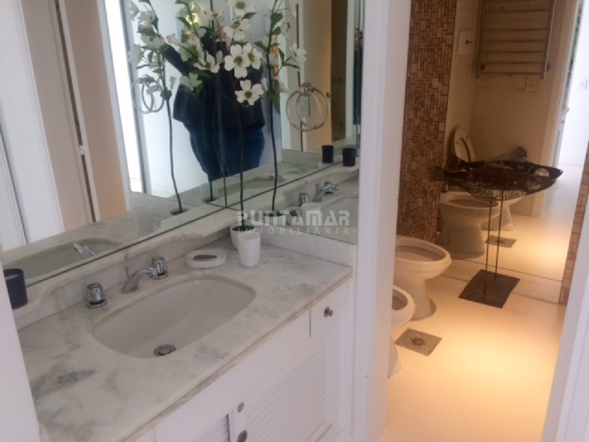 Apartamento ID.211615 - DEPARTAMENTO DE 3 DORMITORIOS EN PISO 18 CON EXCELENTES VISTAS 