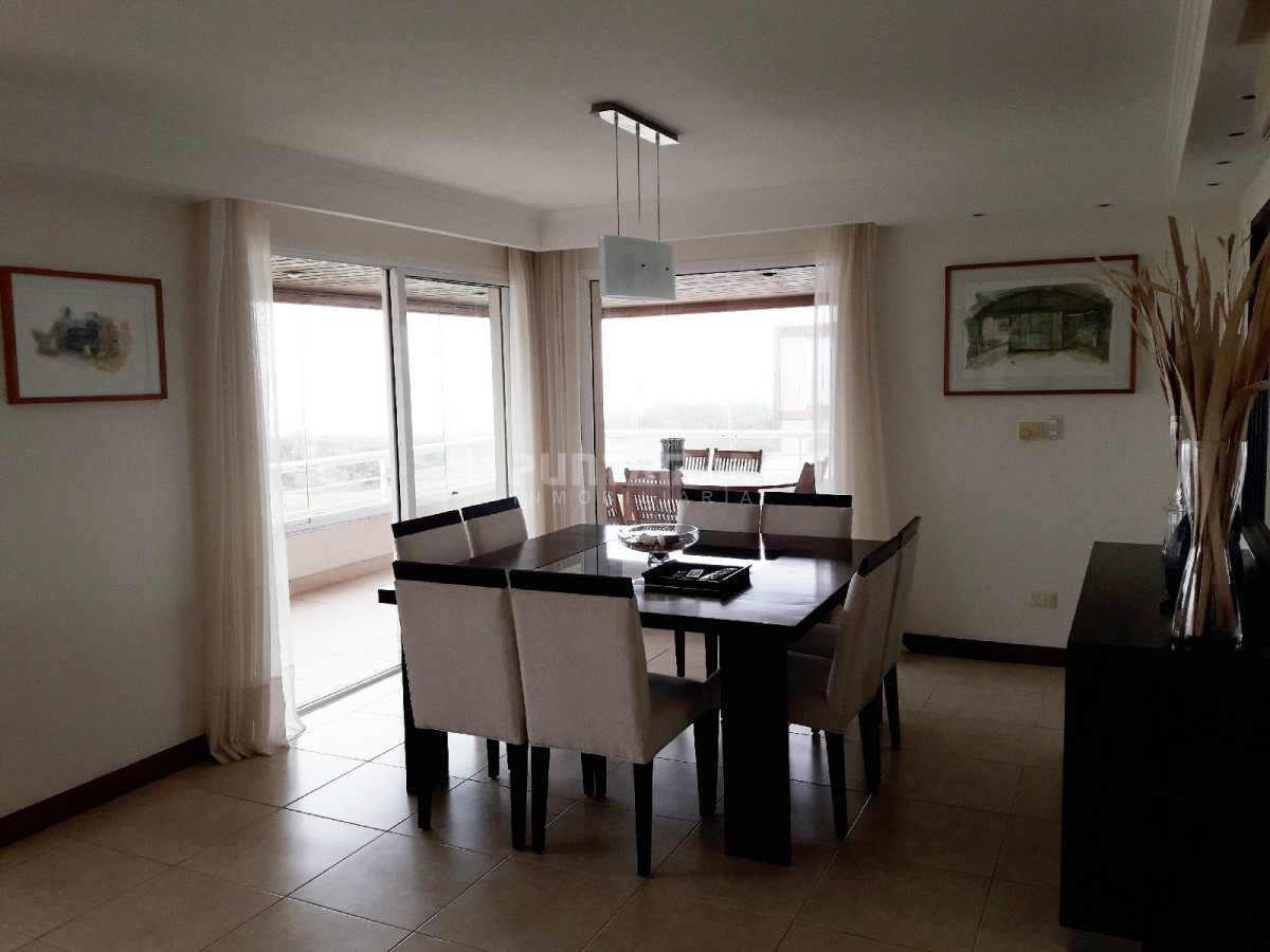 Apartamento ID.211700 - DIVINO PENTHOUSE SOBRE LA PLAYA BRAVA FRENTE AL MAR, TERRAZA DE USO EXCLUSIVO CON UN LIVING COMEDOR AMPLIO Y PARRILLERO PROPIO