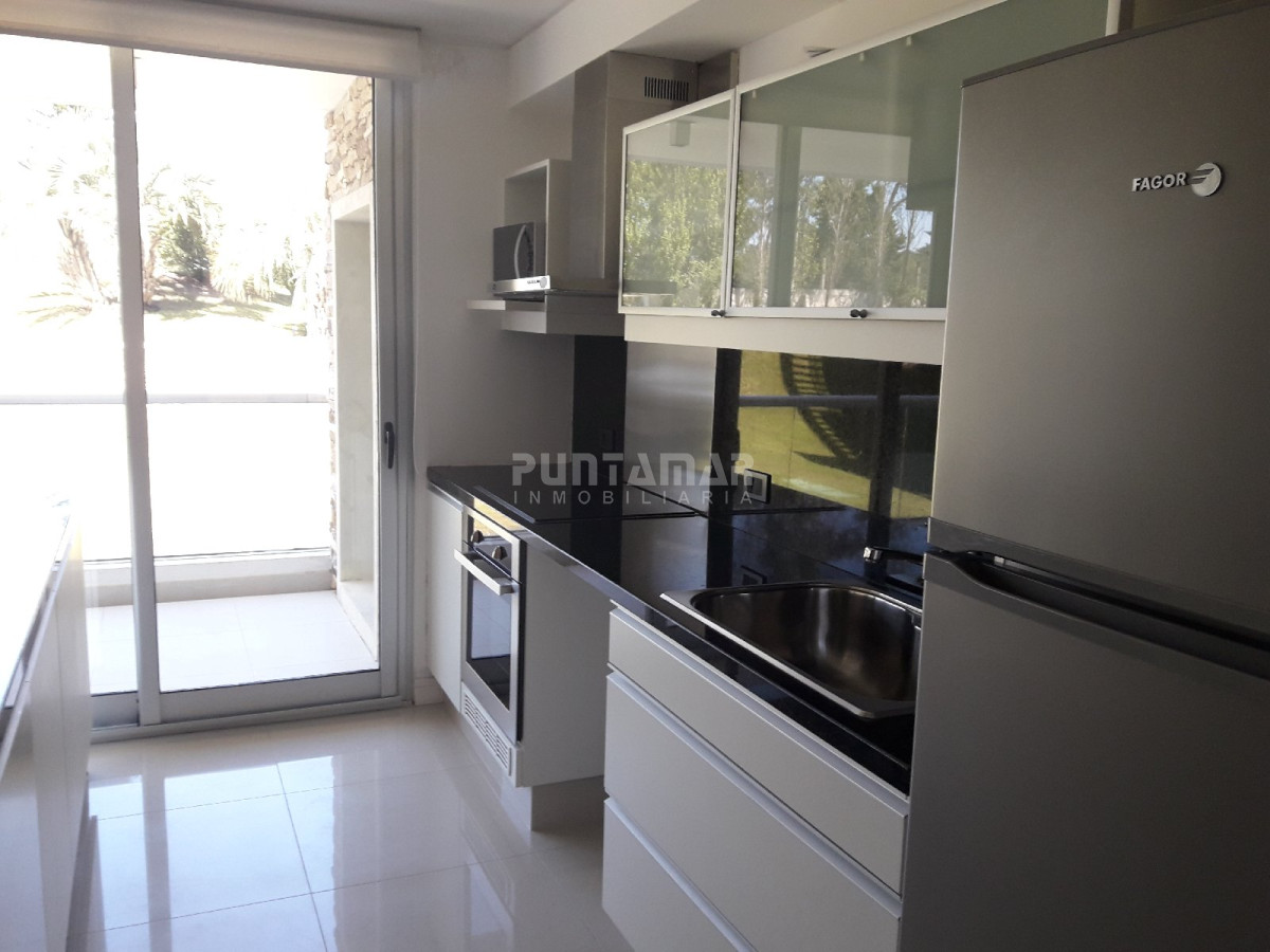 Apartamento ID.211707 - DUPLEX DE TRES DORMITORIOS, DOS TERRAZAS AMPLIAS , UNA DE ELLAS CON PARRILLERO PROPIO, UBICADO EN ZONA DE PLAYA BRAVA A METROS DEL MAR