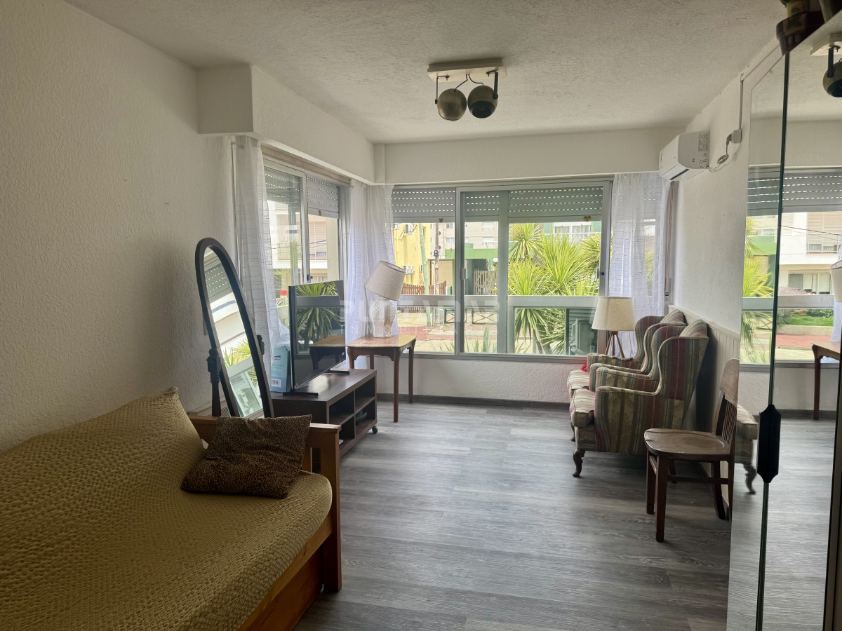 Apartamento ID.213808 - Departamento en edificio Karol en venta