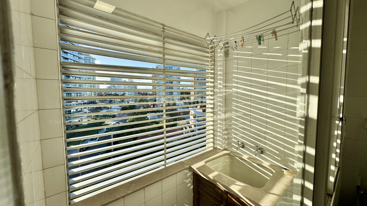 Apartamento ID.213542 - HERMOSO APARTAMENTO DE 1 DORMITORIO PRIMERA AL MAR LINEA EN PUNTA DEL ESTE 