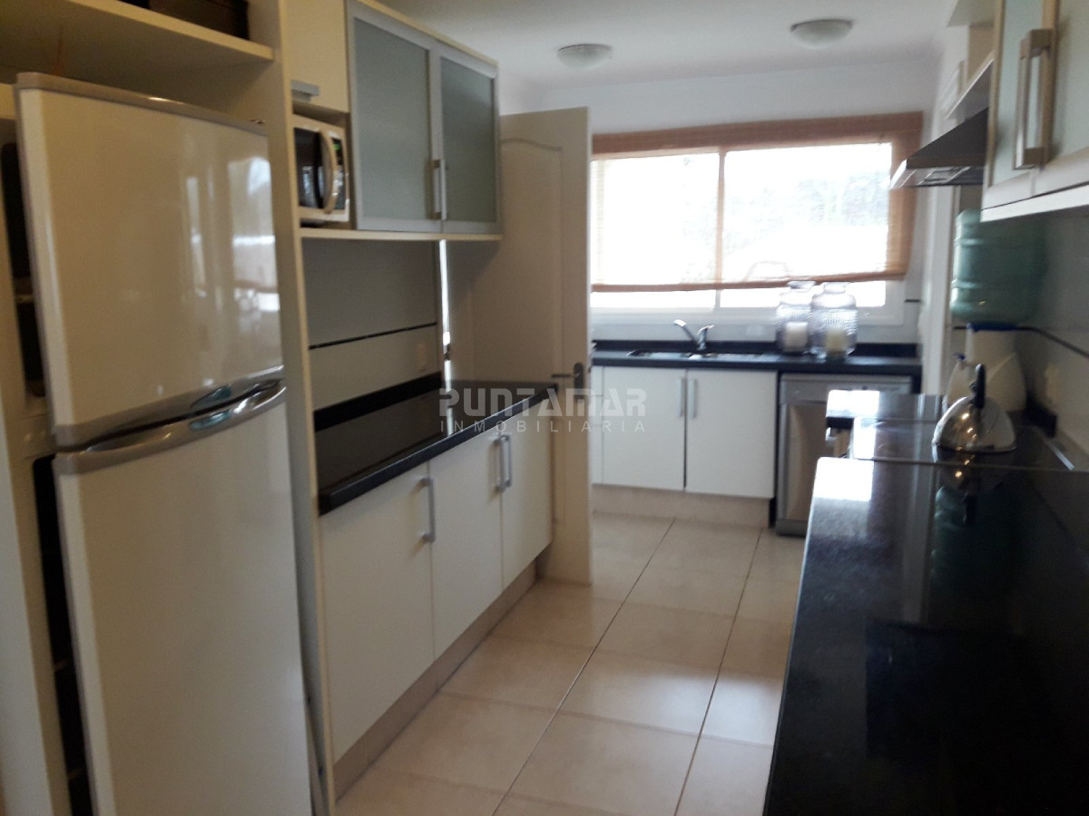 Apartamento ID.211700 - DIVINO PENTHOUSE SOBRE LA PLAYA BRAVA FRENTE AL MAR, TERRAZA DE USO EXCLUSIVO CON UN LIVING COMEDOR AMPLIO Y PARRILLERO PROPIO