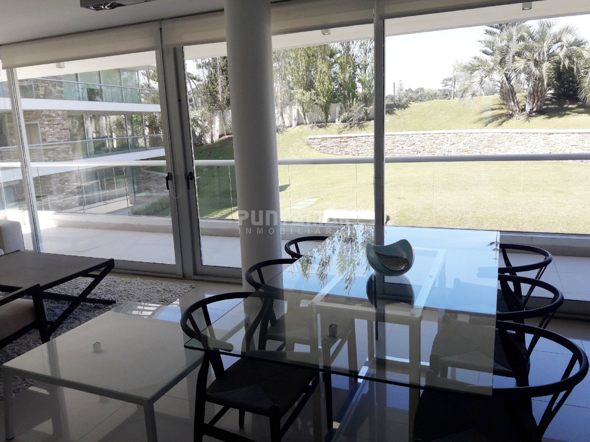 Apartamento ID.211707 - DUPLEX DE TRES DORMITORIOS, DOS TERRAZAS AMPLIAS , UNA DE ELLAS CON PARRILLERO PROPIO, UBICADO EN ZONA DE PLAYA BRAVA A METROS DEL MAR