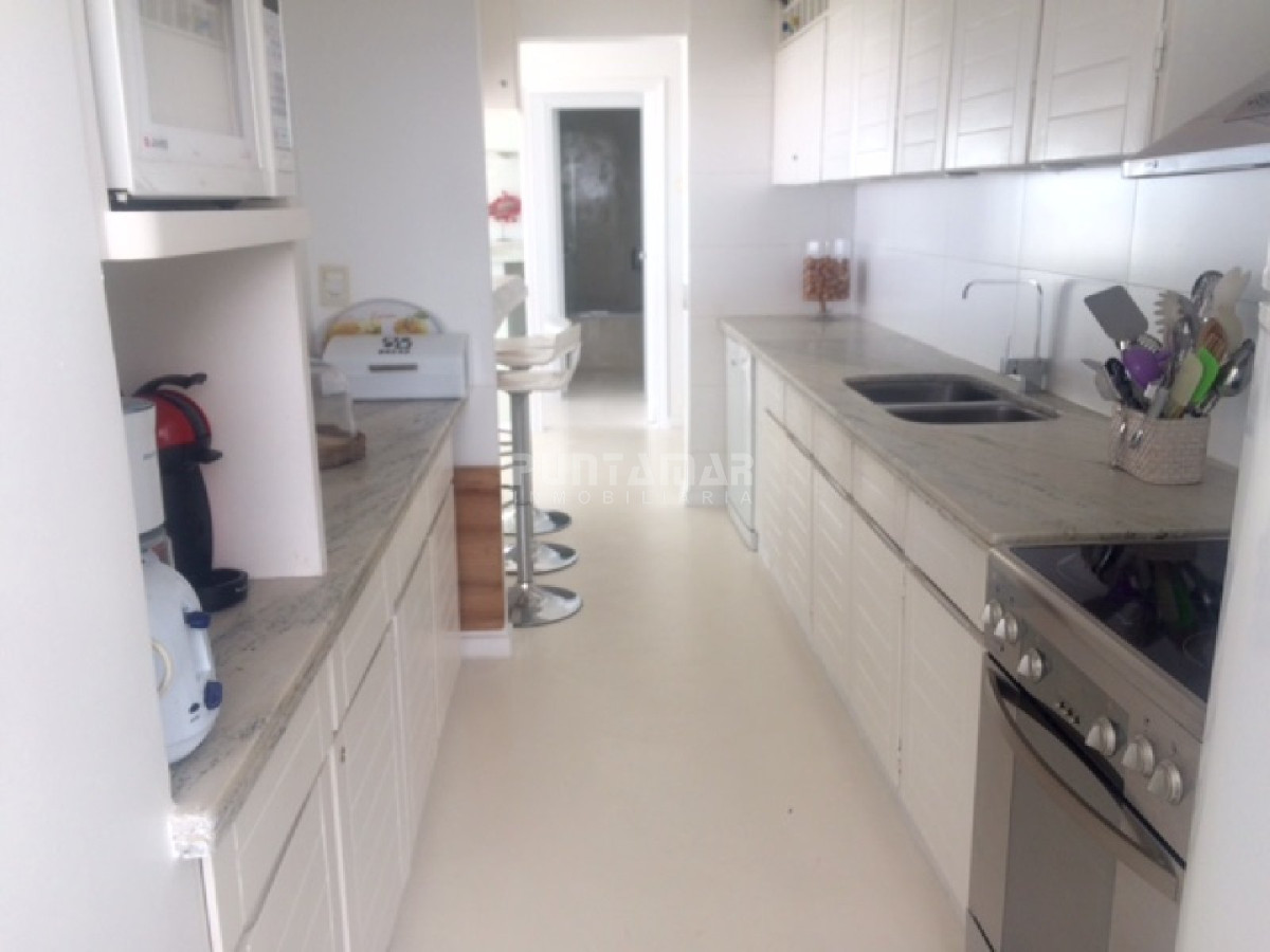 Apartamento ID.211615 - DEPARTAMENTO DE 3 DORMITORIOS EN PISO 18 CON EXCELENTES VISTAS 