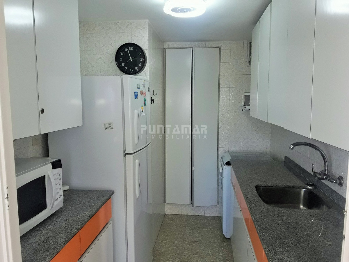 Apartamento ID.1409 - TORRE UBICADA EN PENÍNSULA, AMPLIO LIVING COMEDOR , SON TRES DORMITORIOS, DOS BAÑOS, COCINA Y GARAGE 