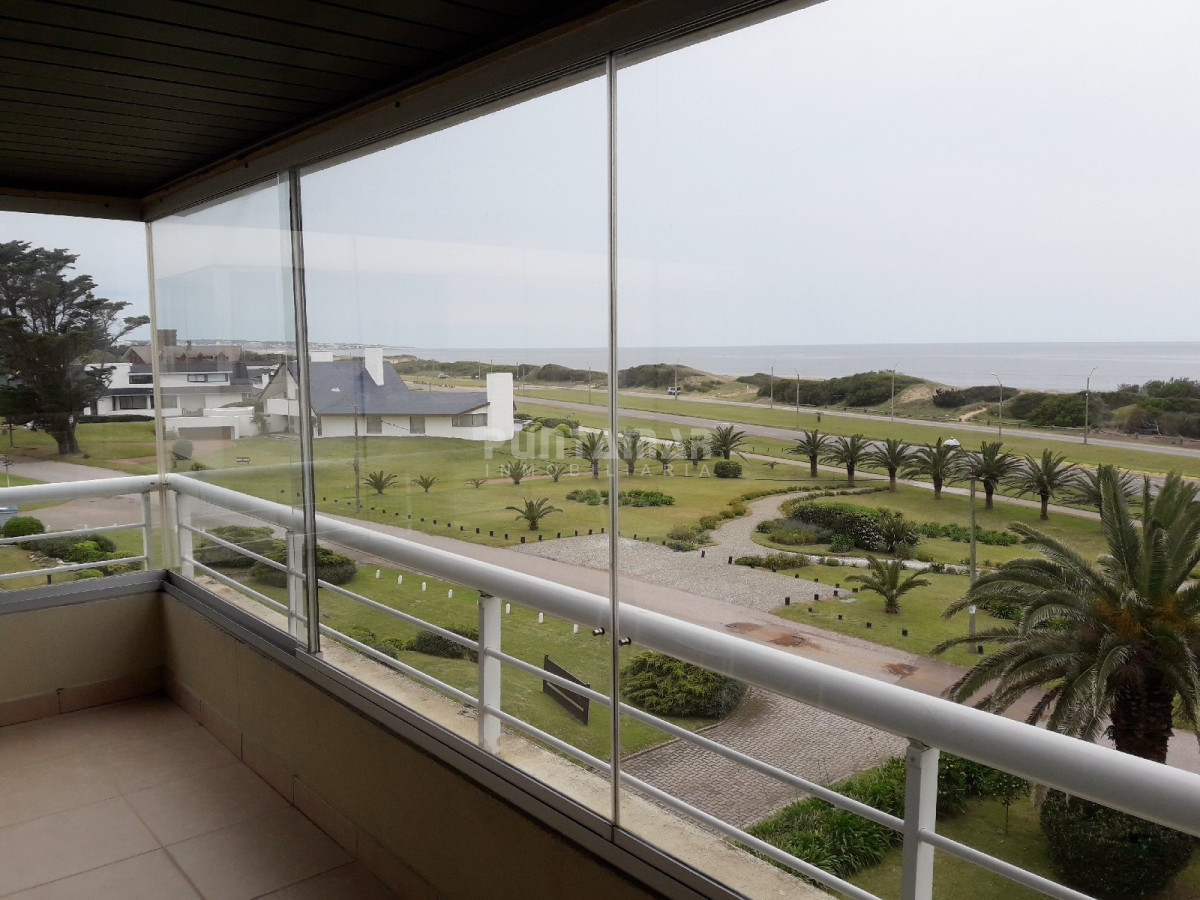 Apartamento ID.211699 - MUY LINDO APARTAMENTO FRENTE AL MAR, LIVING COMEDOR  AMPLIO CON  TERRAZA AL FRENTE Y PARRILLERO PROPIO.
