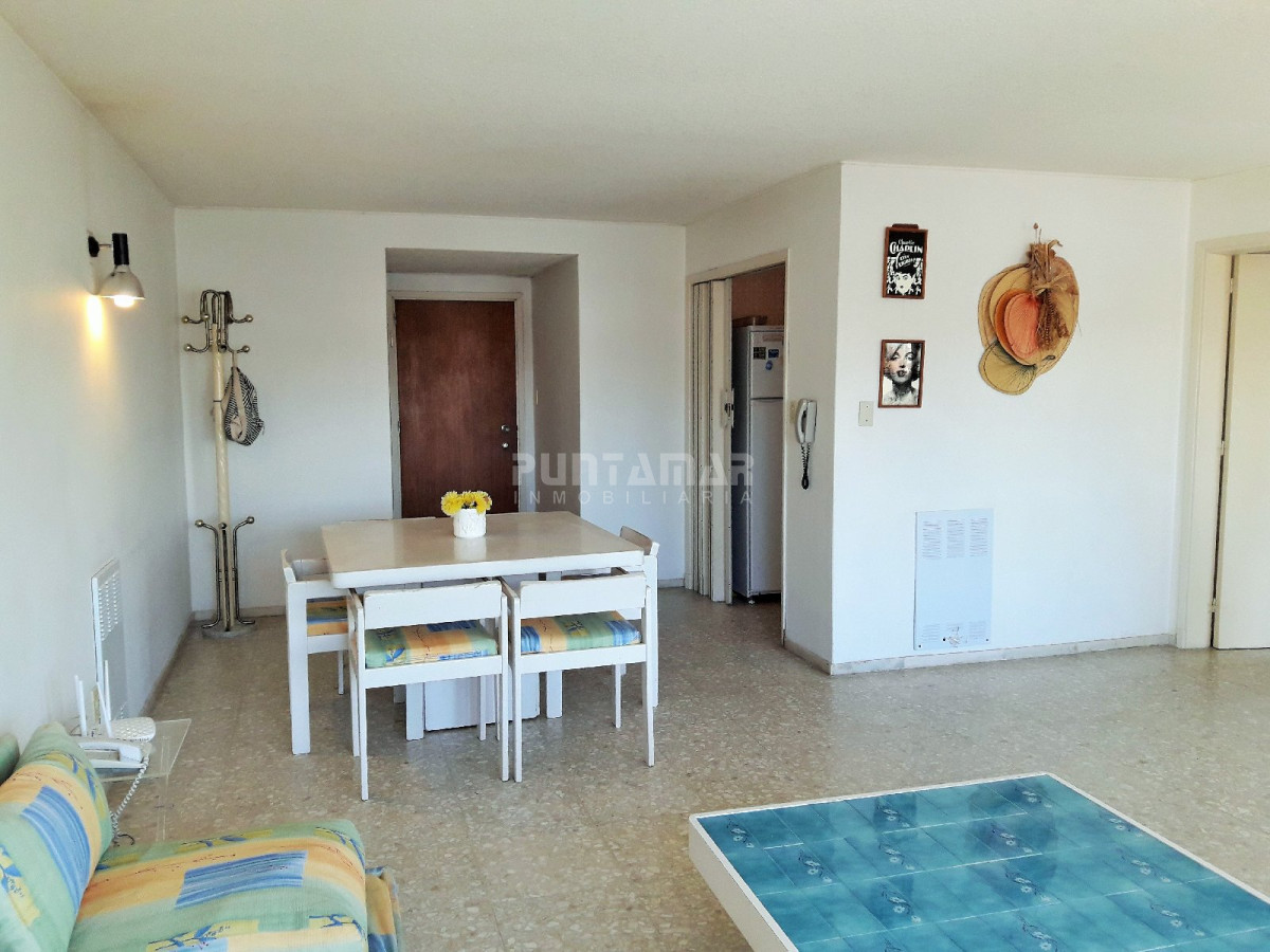 Apartamento ID.211785 - AMPLIO APARTAMENTO UBICADO EN ZONA DE PENÍNSULA, DOS DORMITORIOS , UNO EN SUITE , DOS BAÑOS , Y GARAGE