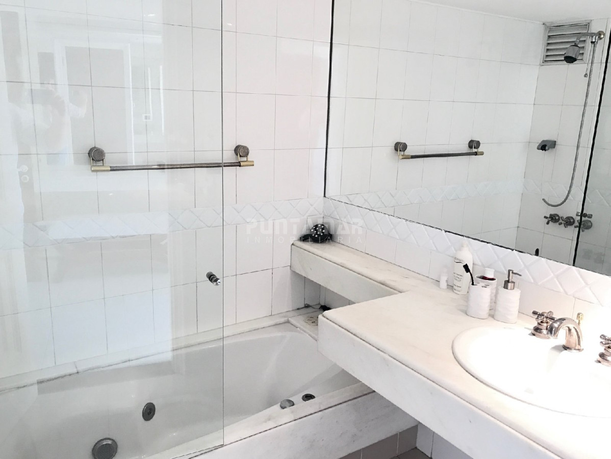 Apartamento ID.210198 - Muy bueno y amplio. Frente al puerto