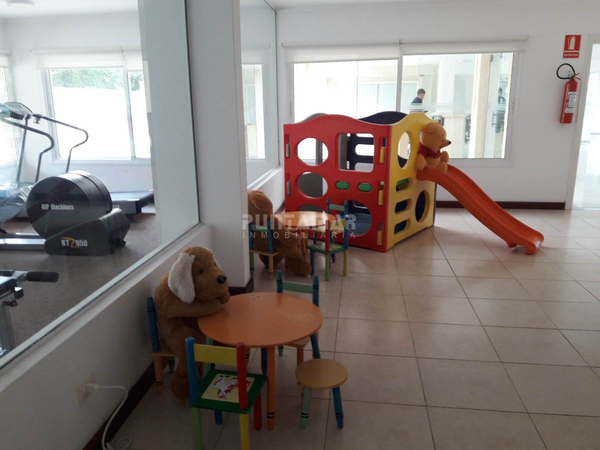 Apartamento ID.211700 - DIVINO PENTHOUSE SOBRE LA PLAYA BRAVA FRENTE AL MAR, TERRAZA DE USO EXCLUSIVO CON UN LIVING COMEDOR AMPLIO Y PARRILLERO PROPIO