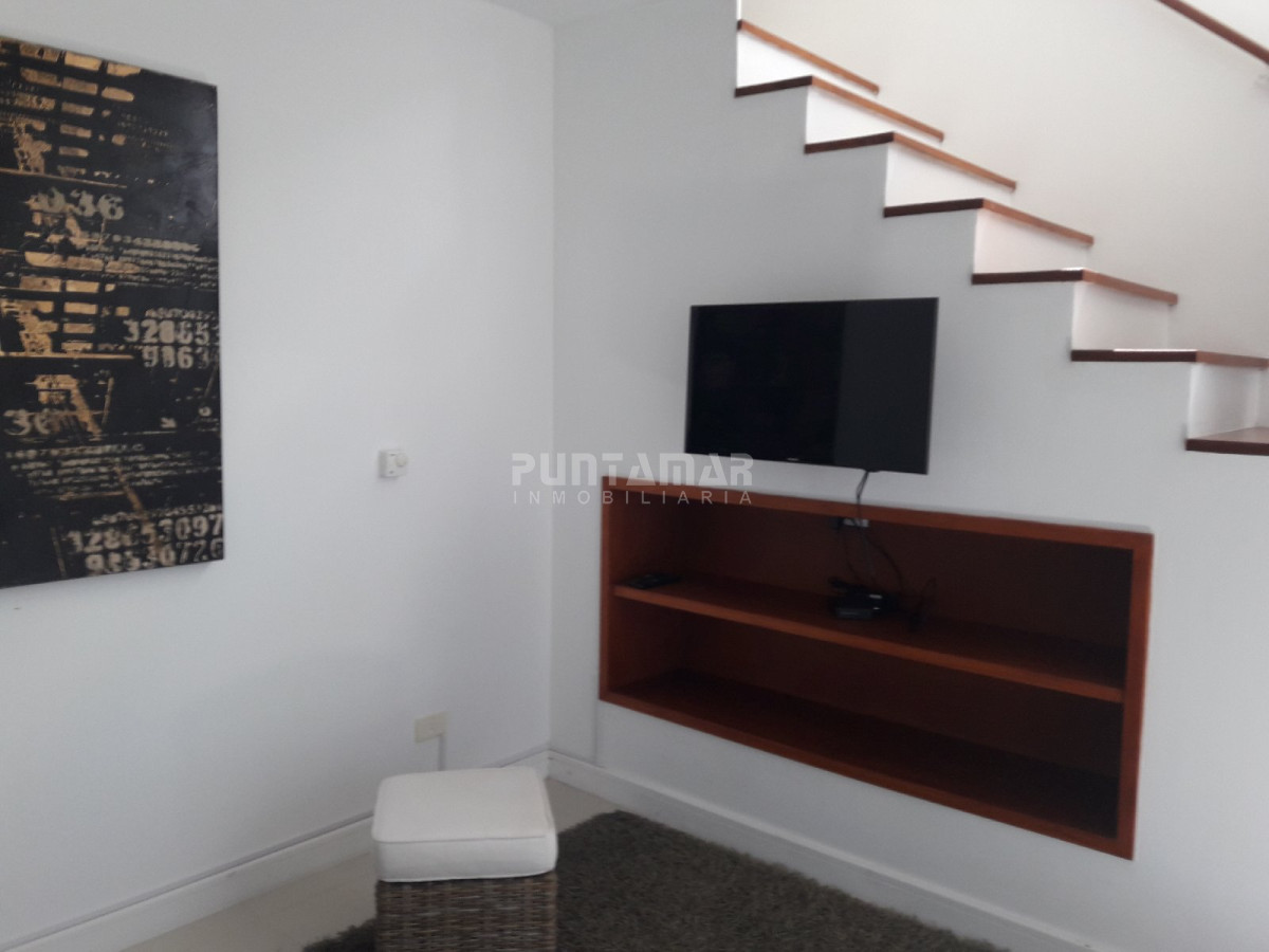 Apartamento ID.211707 - DUPLEX DE TRES DORMITORIOS, DOS TERRAZAS AMPLIAS , UNA DE ELLAS CON PARRILLERO PROPIO, UBICADO EN ZONA DE PLAYA BRAVA A METROS DEL MAR