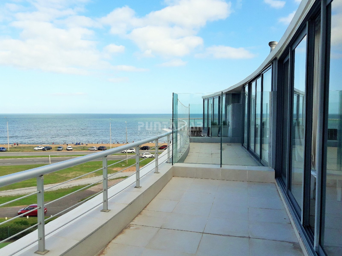Apartamento ID.211775 - DIVINO DUPLEX DE TRES DORMITORIOS, AMPLIA TERRAZA Y UNA VISTA INCREÍBLE HACIA EL MAR
