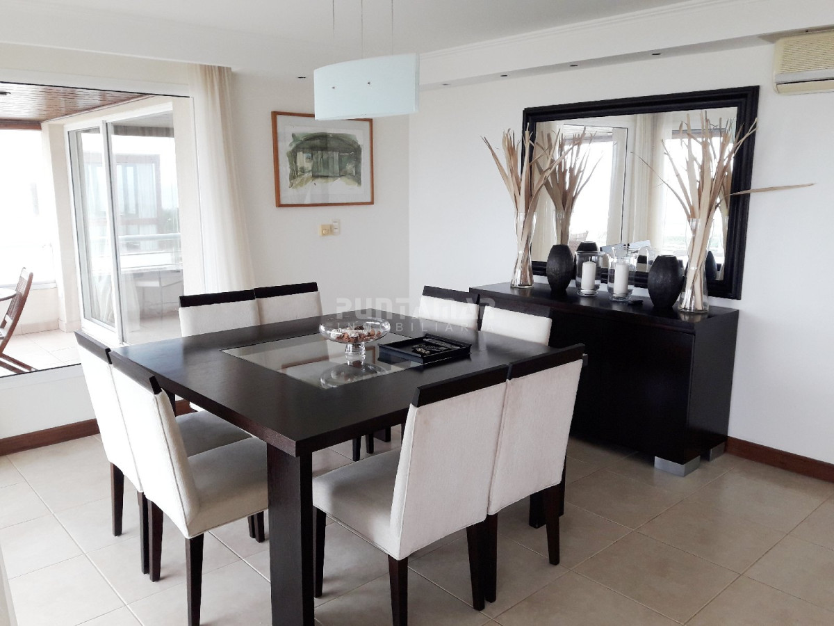 Apartamento ID.211700 - DIVINO PENTHOUSE SOBRE LA PLAYA BRAVA FRENTE AL MAR, TERRAZA DE USO EXCLUSIVO CON UN LIVING COMEDOR AMPLIO Y PARRILLERO PROPIO