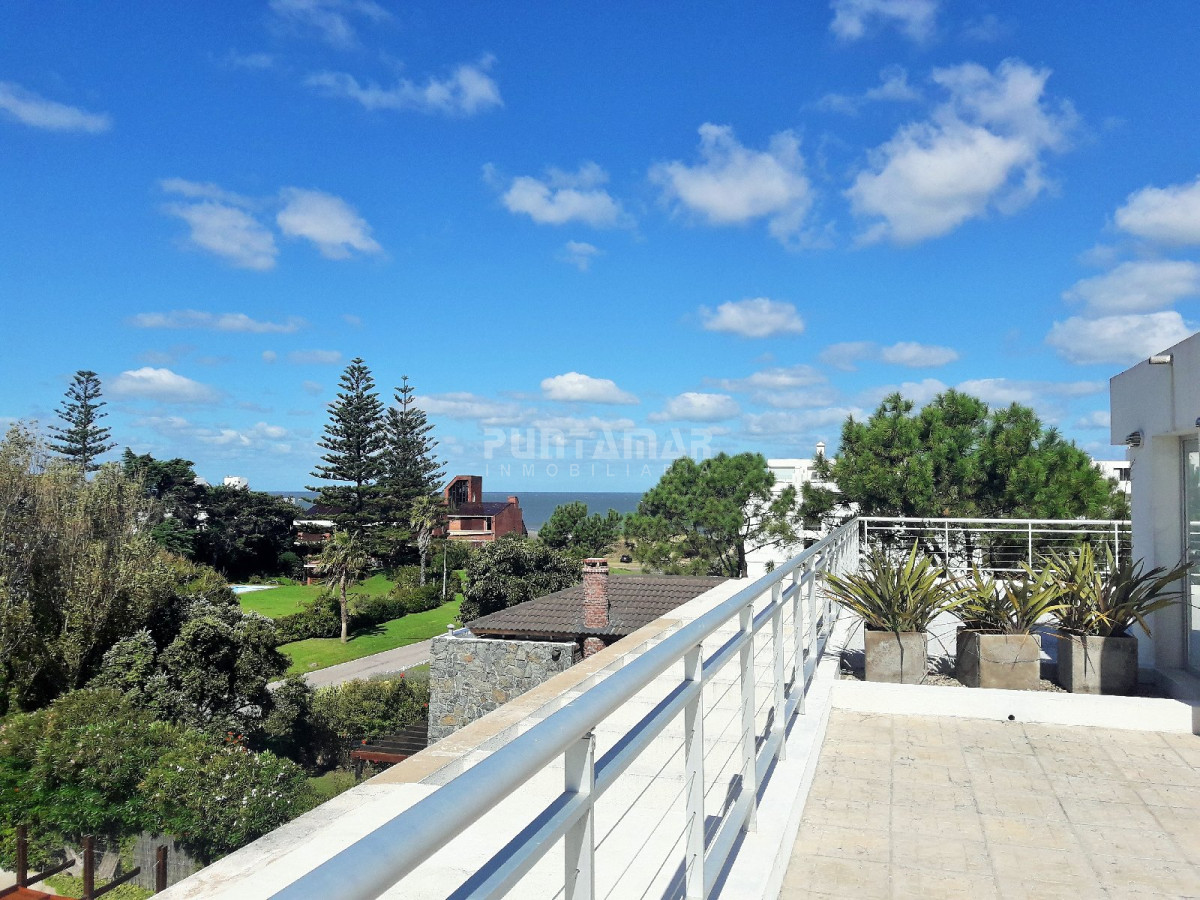 Apartamento ID.211758 - HERMOSO PENTHOUSE RECIEN REMODELADO DE DOS DORMITORIOS Y DOS BAÑOS, CON UNA AMPLIA TERRAZA CON PARRILLERO PROPIO.