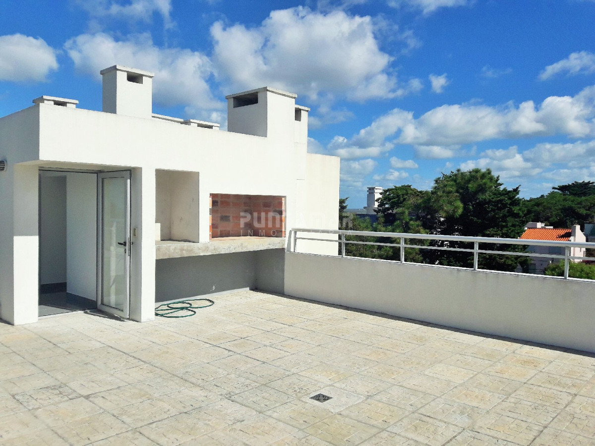 Apartamento ID.211758 - HERMOSO PENTHOUSE RECIEN REMODELADO DE DOS DORMITORIOS Y DOS BAÑOS, CON UNA AMPLIA TERRAZA CON PARRILLERO PROPIO.