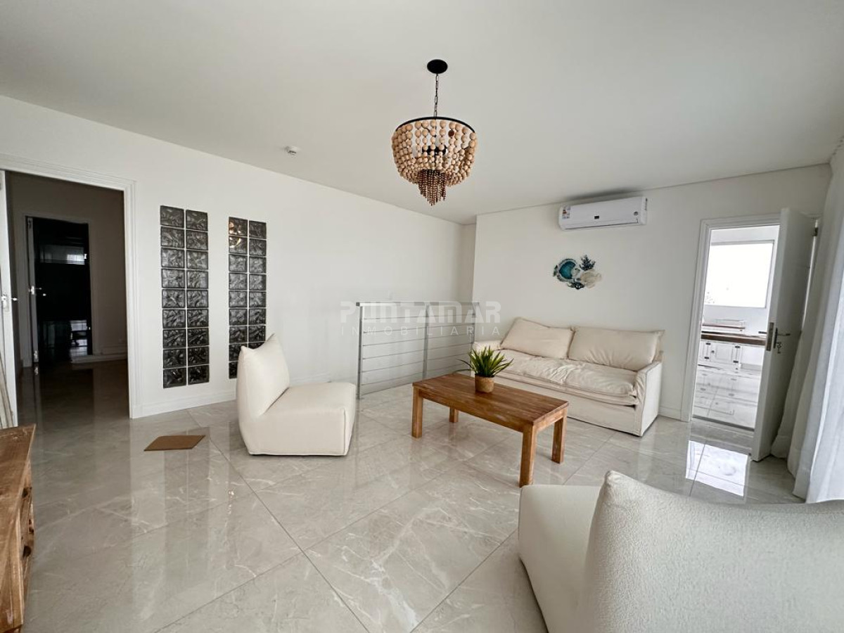 Apartamento ID.213175 - ALQUILER ESPECTACULAR PENTHOUSE EN TORRE DE CATEGORÍA EN PUNTA DEL ESTE 