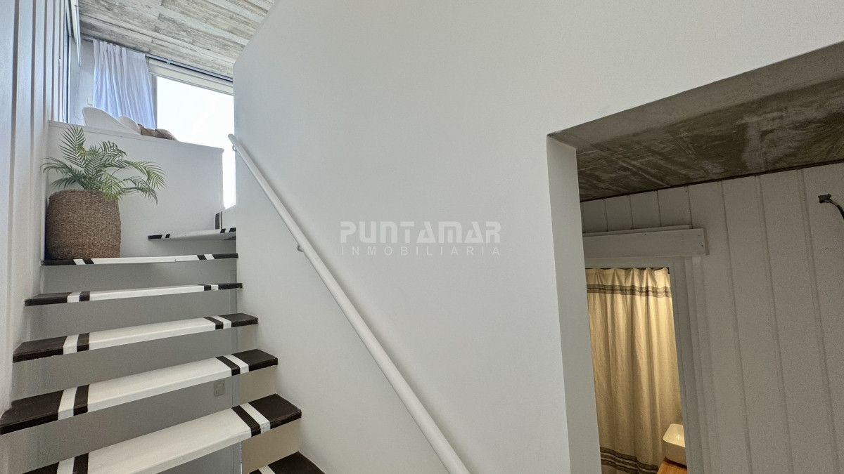 Apartamento ID.213400 - TRIPLEX RECICLADO DE 3 DORMITORIOS A METROS DEL MAR EN LA BARRA - MONTOYA