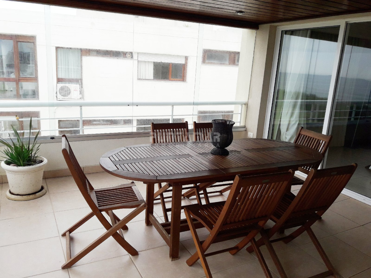 Apartamento ID.211700 - DIVINO PENTHOUSE SOBRE LA PLAYA BRAVA FRENTE AL MAR, TERRAZA DE USO EXCLUSIVO CON UN LIVING COMEDOR AMPLIO Y PARRILLERO PROPIO