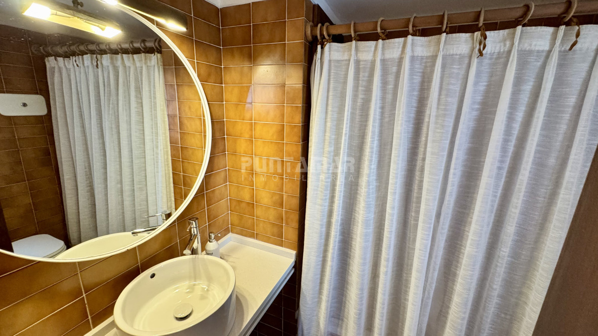 Apartamento ID.1049 - ALQUILER HERMOSO APARTAMENTO CON VISTA AL MAR EN PUNTA DEL ESTE