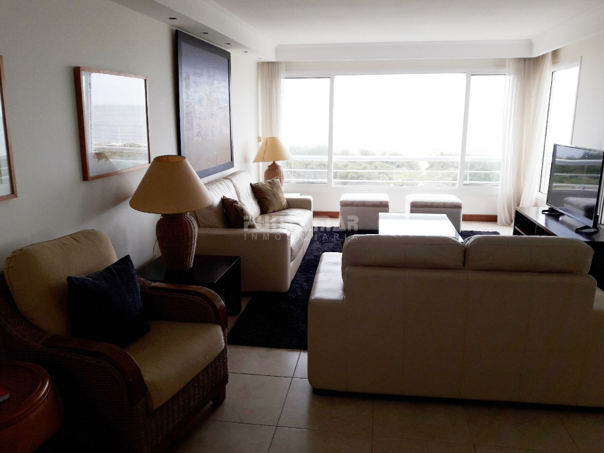 Apartamento ID.211700 - DIVINO PENTHOUSE SOBRE LA PLAYA BRAVA FRENTE AL MAR, TERRAZA DE USO EXCLUSIVO CON UN LIVING COMEDOR AMPLIO Y PARRILLERO PROPIO