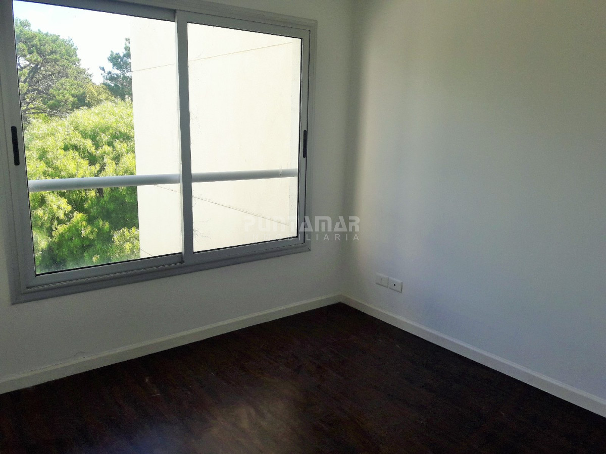 Apartamento ID.211758 - HERMOSO PENTHOUSE RECIEN REMODELADO DE DOS DORMITORIOS Y DOS BAÑOS, CON UNA AMPLIA TERRAZA CON PARRILLERO PROPIO.