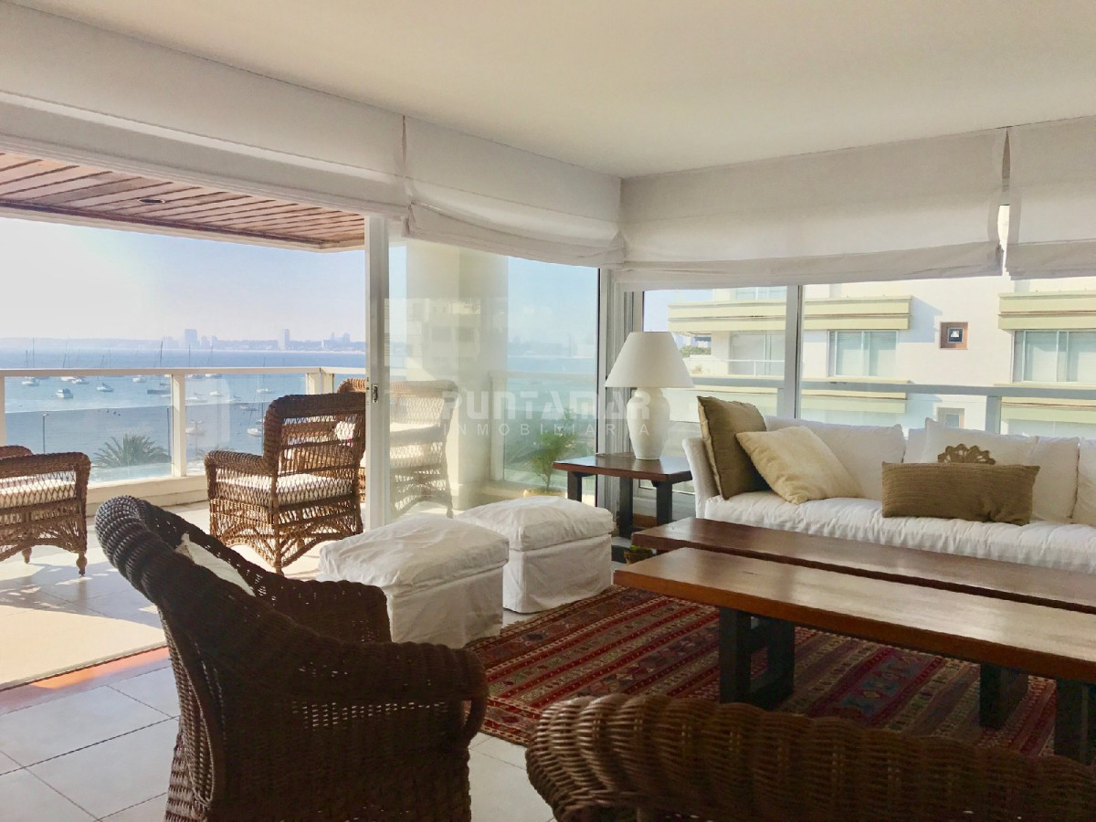 Apartamento ID.210198 - Muy bueno y amplio. Frente al puerto
