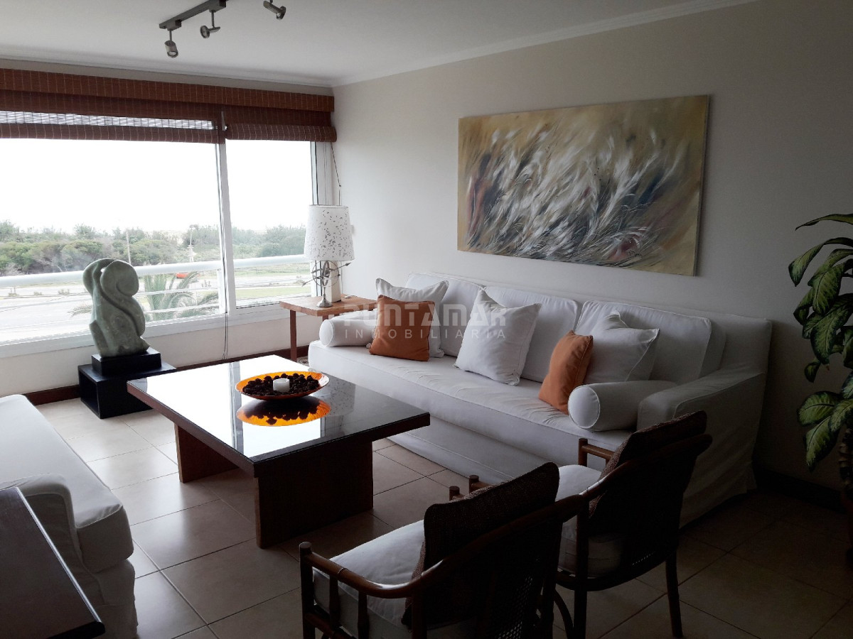 Apartamento ID.211699 - MUY LINDO APARTAMENTO FRENTE AL MAR, LIVING COMEDOR  AMPLIO CON  TERRAZA AL FRENTE Y PARRILLERO PROPIO.