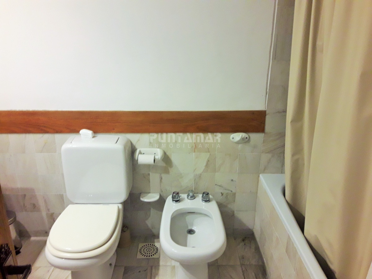 Apartamento ID.211838 - MUY LINDO APARTAMENTO , PISO ALTO CON VISTA LATERAL HACIA PLAYA BRAVA, LIVING COMEDOR CON ACCESO A TERRAZA AMPLIA Y LUMINOSA.