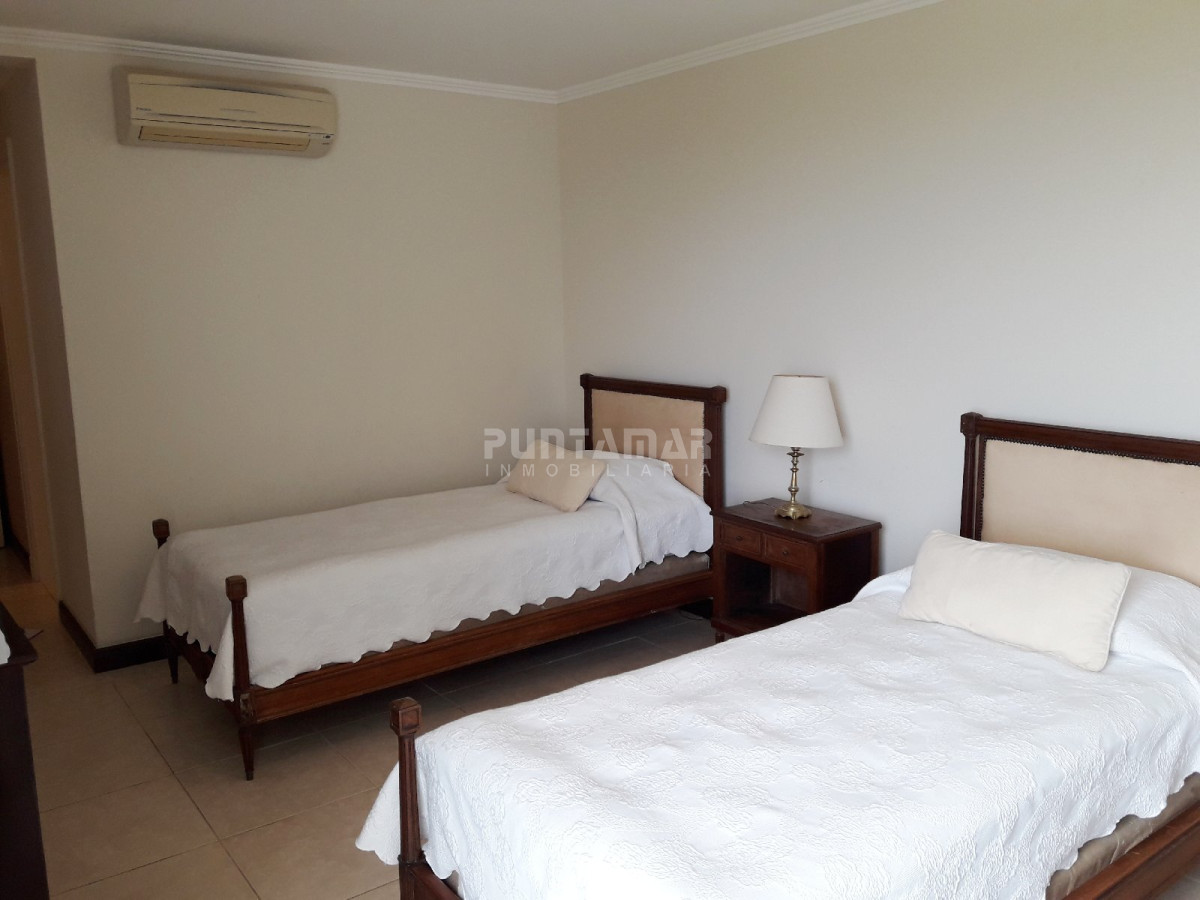 Apartamento ID.211699 - MUY LINDO APARTAMENTO FRENTE AL MAR, LIVING COMEDOR  AMPLIO CON  TERRAZA AL FRENTE Y PARRILLERO PROPIO.