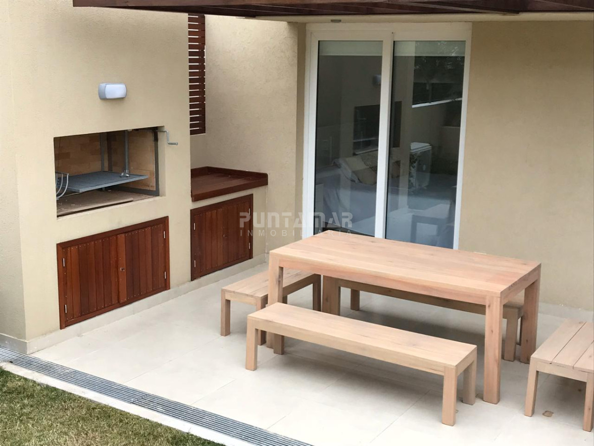 Apartamento ID.211984 - APARTAMENTO EN ALQUILER CON UN LINDO PATIO CON PARRILLERO Y JARDIN SUPER DISFRUTABLE. 
