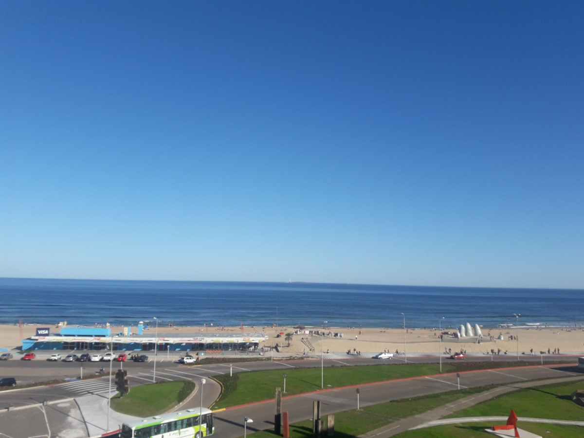 IMPORTANTE DEPARTAMENTO DE 3 DORMITORIOS EN SUITE CON VISTA AL MAR EN EDIFICIO DE GRAN CATEGORIA 