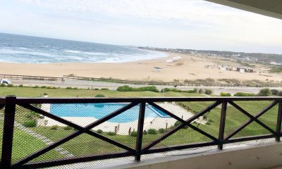DEPARTAMENTO FRENTE A PLAYA BIKINI, EN EDIFICIO DE CATEGORIA